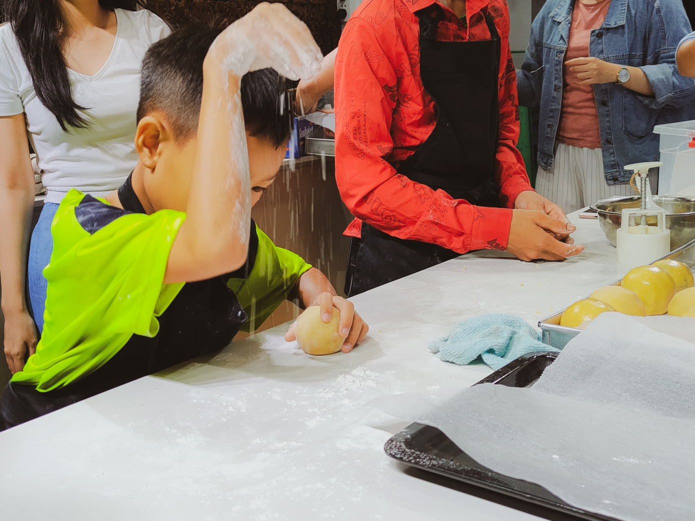 Khoảnh khắc lần đầu làm bánh Trung Thu của các em ở lớp học tình thương Rạch Ông ảnh 6