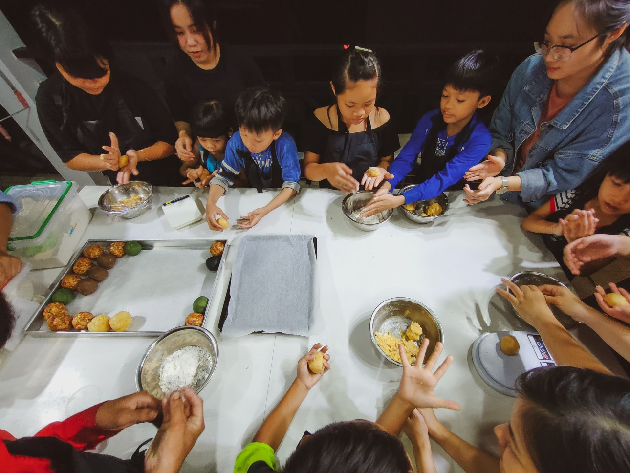 Khoảnh khắc lần đầu làm bánh Trung Thu của các em ở lớp học tình thương Rạch Ông ảnh 1