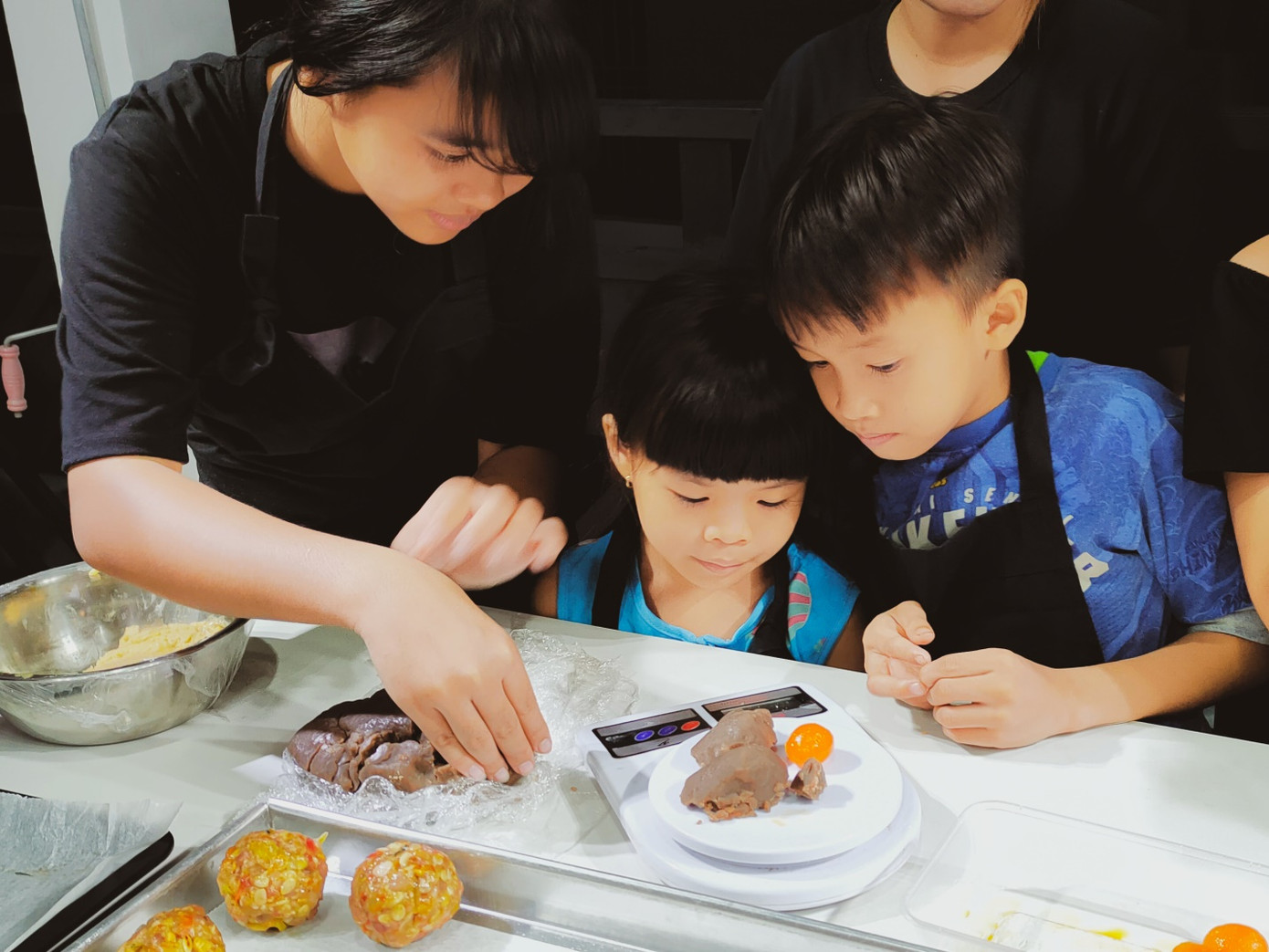 Khoảnh khắc lần đầu làm bánh Trung Thu của các em ở lớp học tình thương Rạch Ông ảnh 4