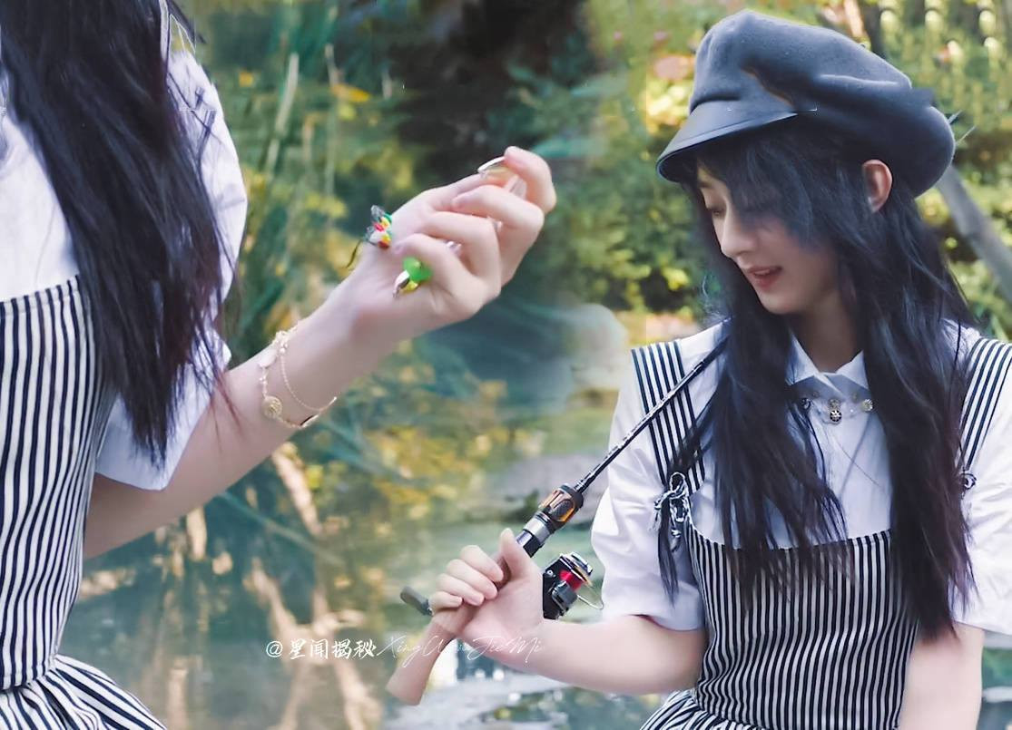 Cùng là “nàng thơ Dior” nhưng Triệu Lệ Dĩnh và Jisoo (BLACKPINK) lại hiếm khi đụng hàng ảnh 2