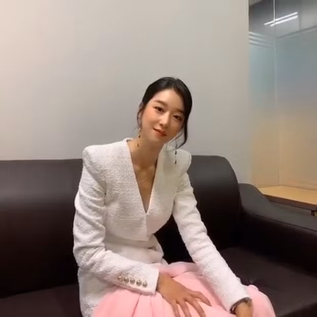 Seo Ye Ji quả đúng “Nữ hoàng đụng hàng”: Chỉ có đẹp hơn chứ không hề kém cạnh ảnh 8