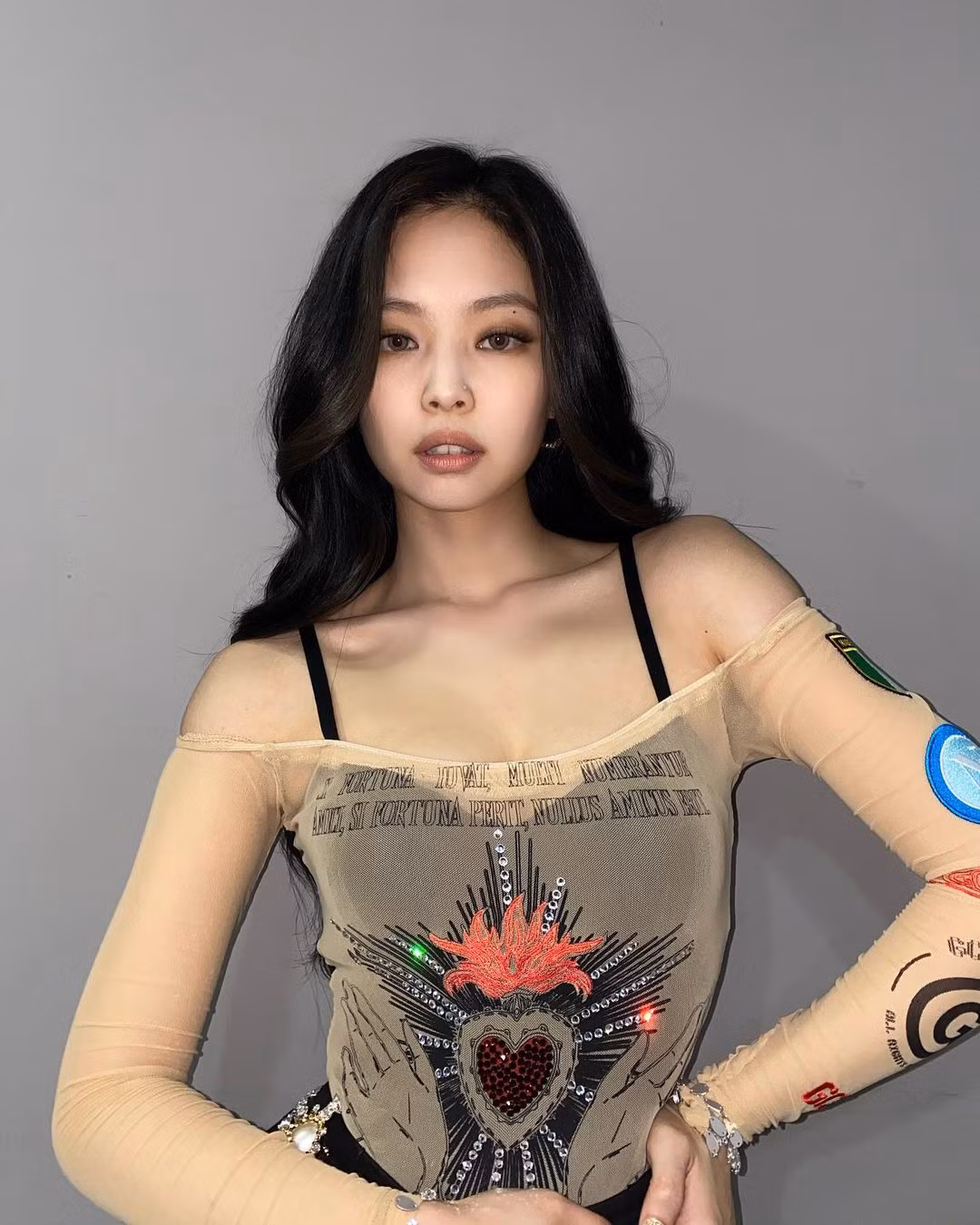 Jennie cứ mặc áo hở vai lại gây bão: Mọi nguyên nhân đều nằm ở đặc điểm cực phẩm này ảnh 4