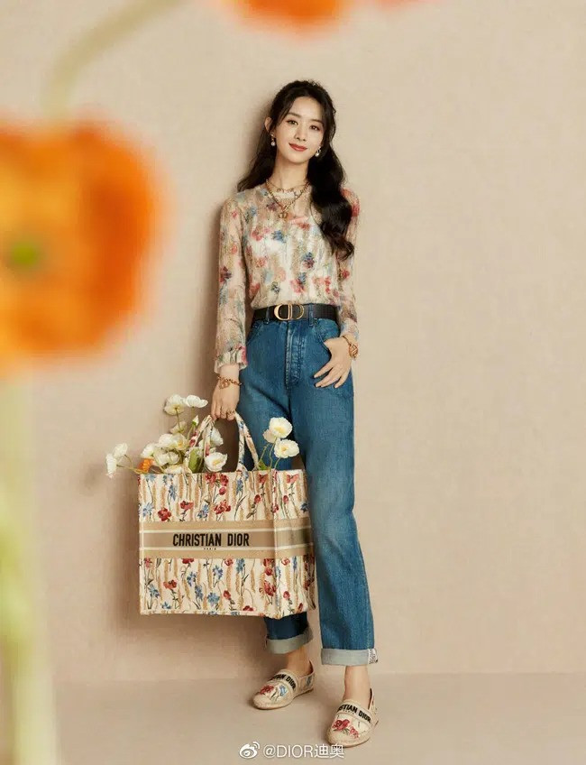 Cùng xách túi Dior nhưng vì đâu Jisoo được khen còn Triệu Lệ Dĩnh bị bảo thiếu khí chất? ảnh 4