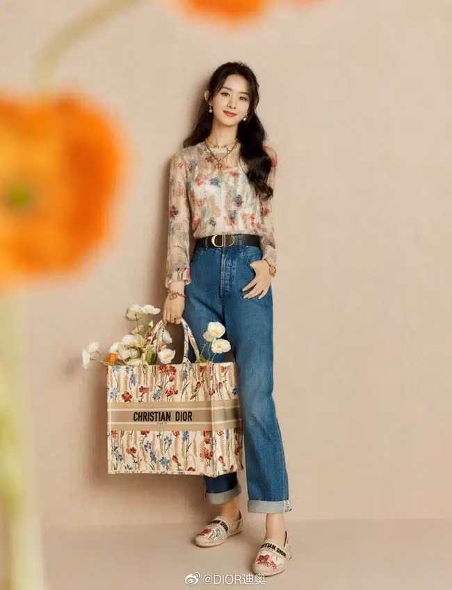 Cùng xách túi Dior nhưng vì đâu Jisoo được khen còn Triệu Lệ Dĩnh bị bảo thiếu khí chất? ảnh 4