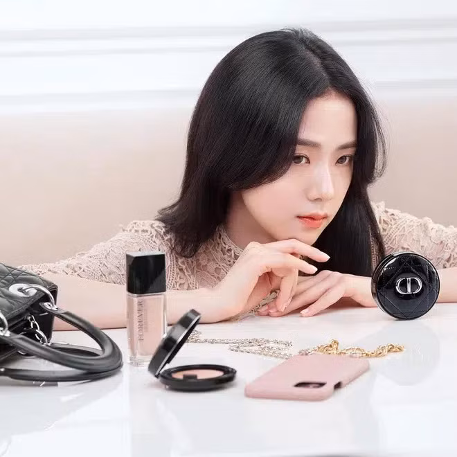 Dior cùng lúc tung ảnh mới của Jisoo và Angela Baby: Nàng thơ nào thần thái ấn tượng hơn? ảnh 5