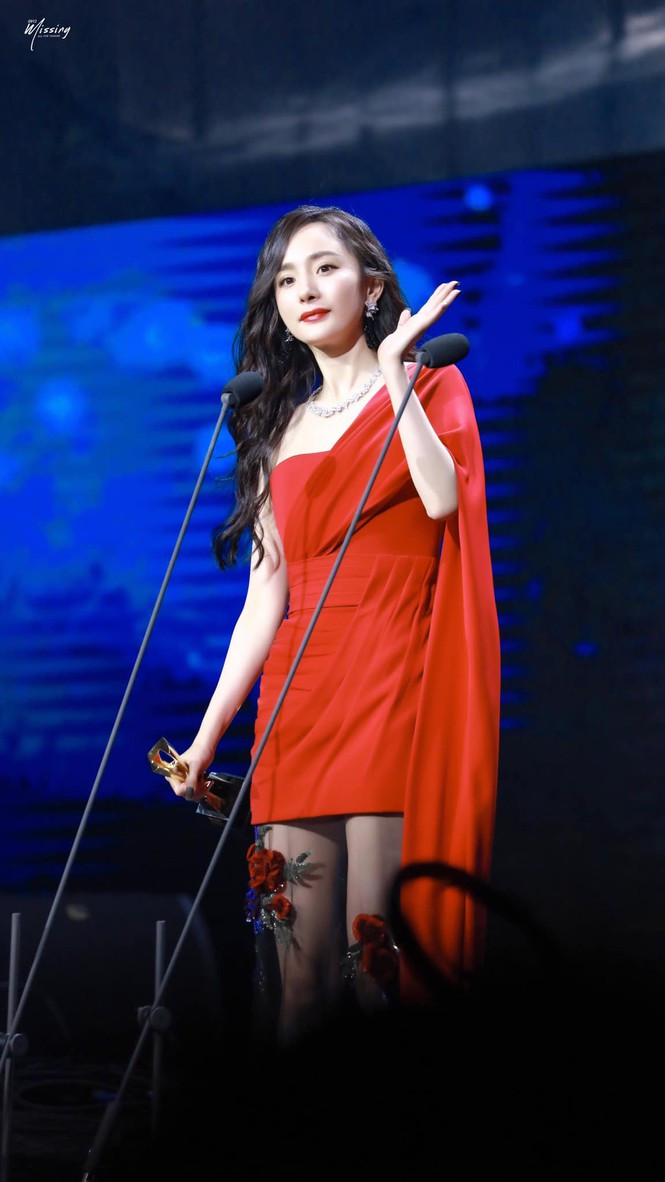 Nghi vấn Dương Mịch bị đàn em cùng stylist chơi xấu sau lưng và cái kết siêu bất ngờ ảnh 2