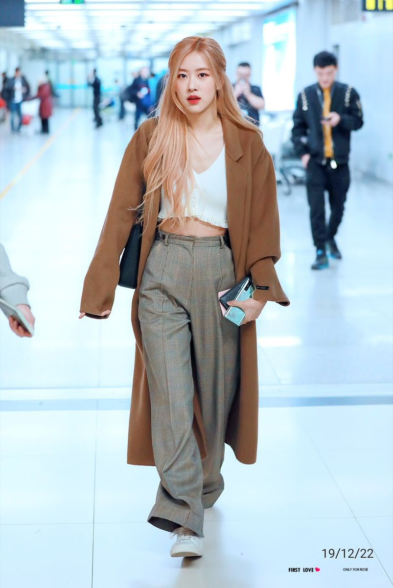 Học ngay Rosé ba tuyệt chiêu chọn đồ giúp biến chân vòng kiềng thành chân thẳng ảnh 3