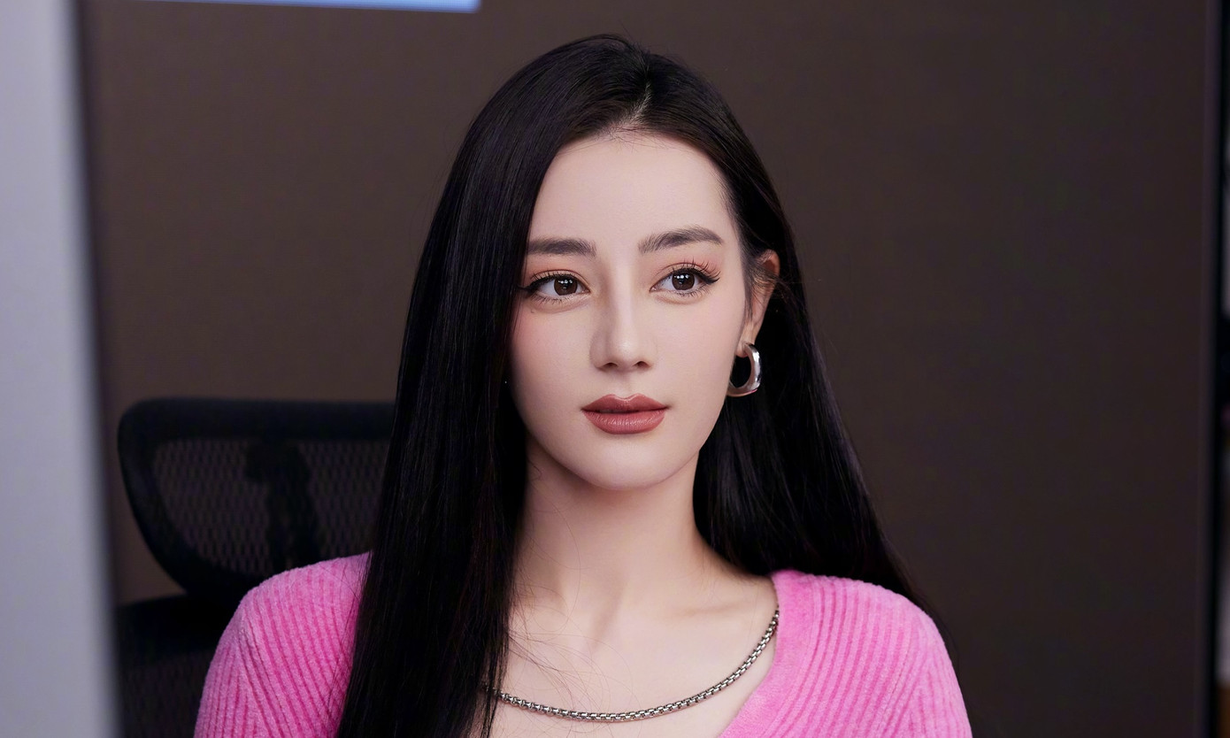 Xài nhầm filter khi livestream, đến xinh đẹp ngút ngàn như Địch Lệ Nhiệt Ba cũng mất điểm! ảnh 3