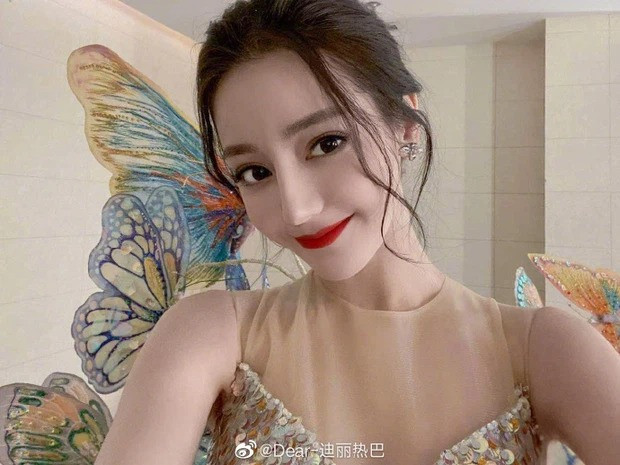 Xài nhầm filter khi livestream, đến xinh đẹp ngút ngàn như Địch Lệ Nhiệt Ba cũng mất điểm! ảnh 6