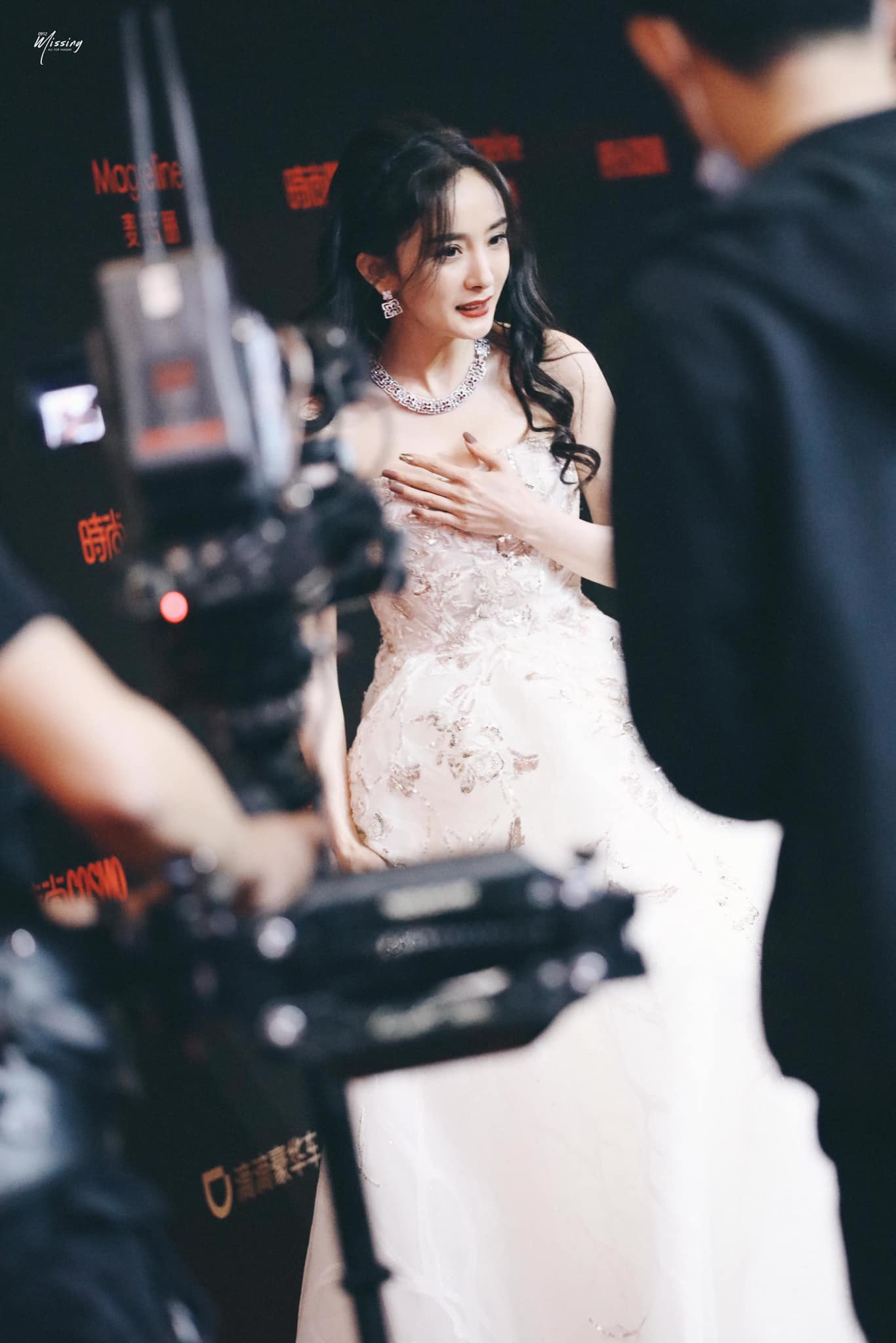 Ngỡ Dương Mịch chơi lớn khi ngồi xổm trên thảm đỏ, hóa ra vì lý do “chỉ con gái mới hiểu“ ảnh 2