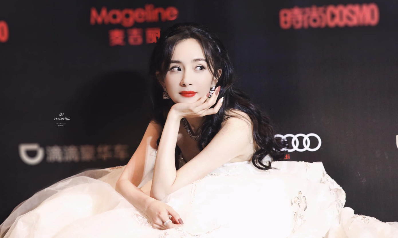 Ngỡ Dương Mịch chơi lớn khi ngồi xổm trên thảm đỏ, hóa ra vì lý do “chỉ con gái mới hiểu“ ảnh 4