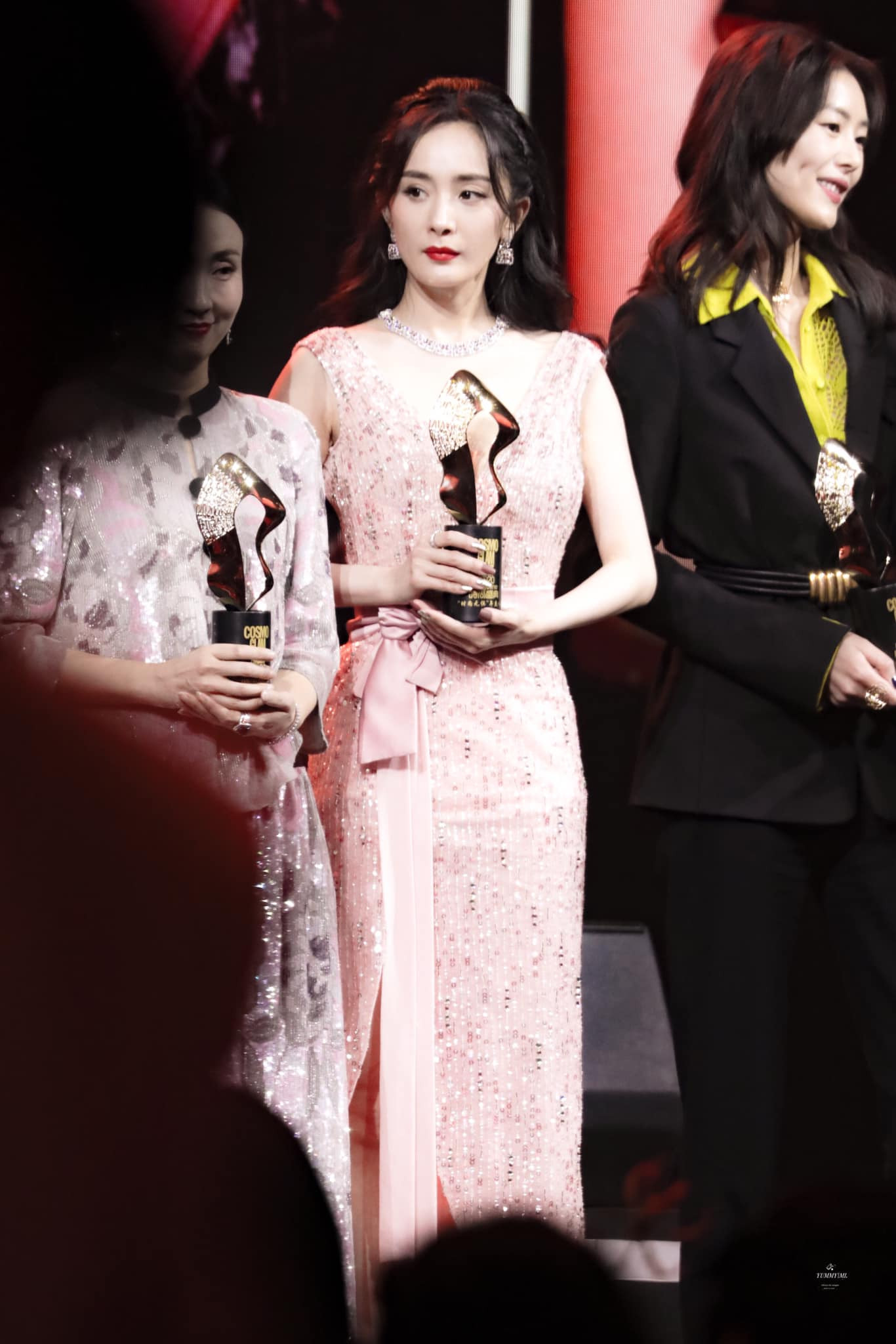 Ngỡ Dương Mịch chơi lớn khi ngồi xổm trên thảm đỏ, hóa ra vì lý do “chỉ con gái mới hiểu“ ảnh 7