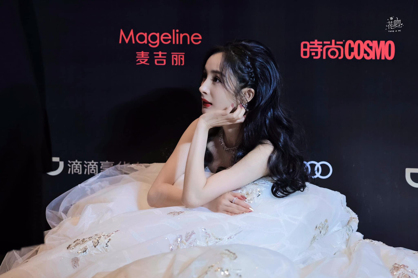 Ngỡ Dương Mịch chơi lớn khi ngồi xổm trên thảm đỏ, hóa ra vì lý do “chỉ con gái mới hiểu“ ảnh 5