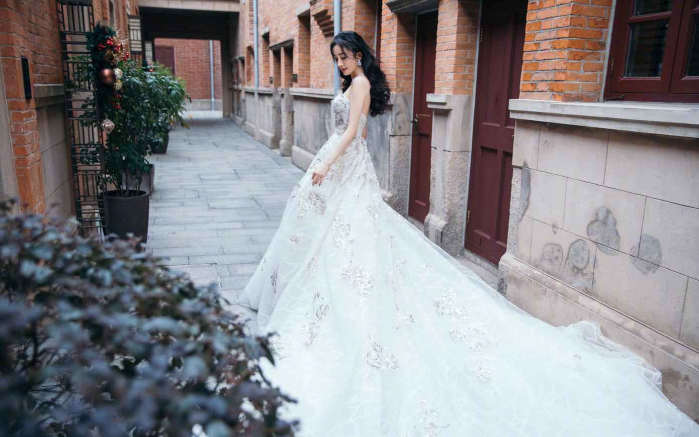 Ngỡ Dương Mịch chơi lớn khi ngồi xổm trên thảm đỏ, hóa ra vì lý do “chỉ con gái mới hiểu“ ảnh 8