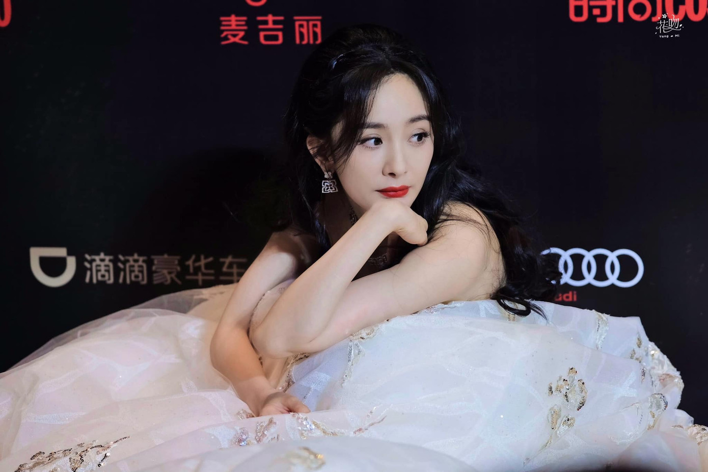 Ngỡ Dương Mịch chơi lớn khi ngồi xổm trên thảm đỏ, hóa ra vì lý do “chỉ con gái mới hiểu“ ảnh 6