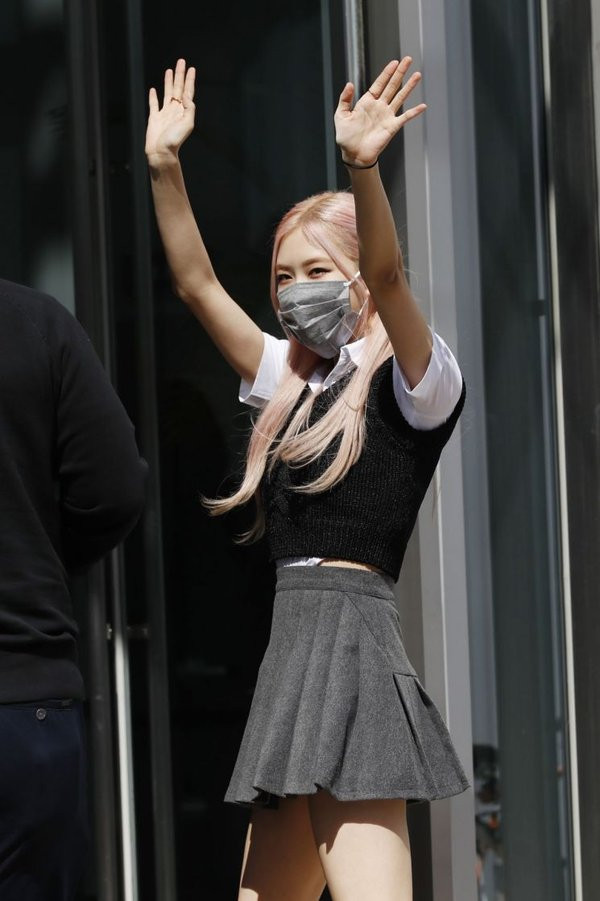 Ghi hình cho show “Knowing Bros”, BLACKPINK khiến netizen náo loạn vì điều này ảnh 6