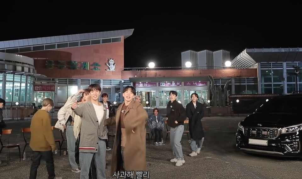 Chỉ một chi tiết nhỏ này cũng chứng minh YG Ent đầu tư cực khủng cho Rosé solo ảnh 3