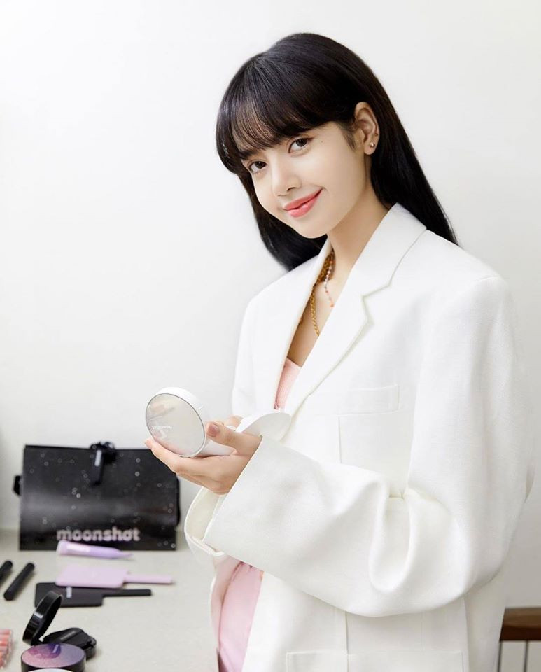 Dở khóc dở cười như Lisa: Chụp ảnh quảng cáo mỹ phẩm nhưng khiến vòng cổ cháy hàng ảnh 4