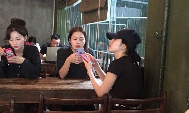 Vì sao Red Velvet đi bộ hơn 30 phút chỉ để uống cà phê ở Việt Nam mà bất thành? ảnh 2