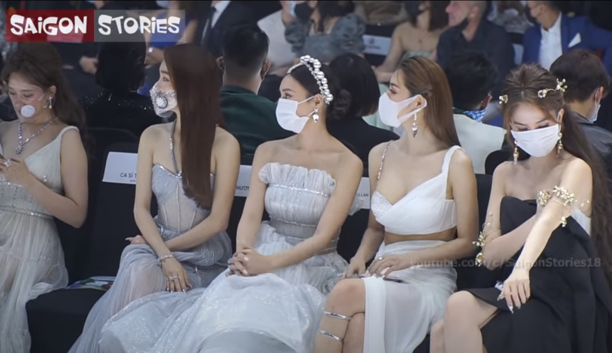 Ngoài sự cố với Thủy Tiên, Ngọc Trinh và Linh Chi còn phạm phải sơ suất tối kỵ khác ảnh 8