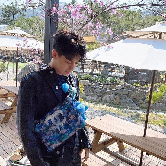 Sao Hàn 24H: COVID-19 có bủa vây vẫn không quên ngắm hoa anh đào mùa Xuân ảnh 3