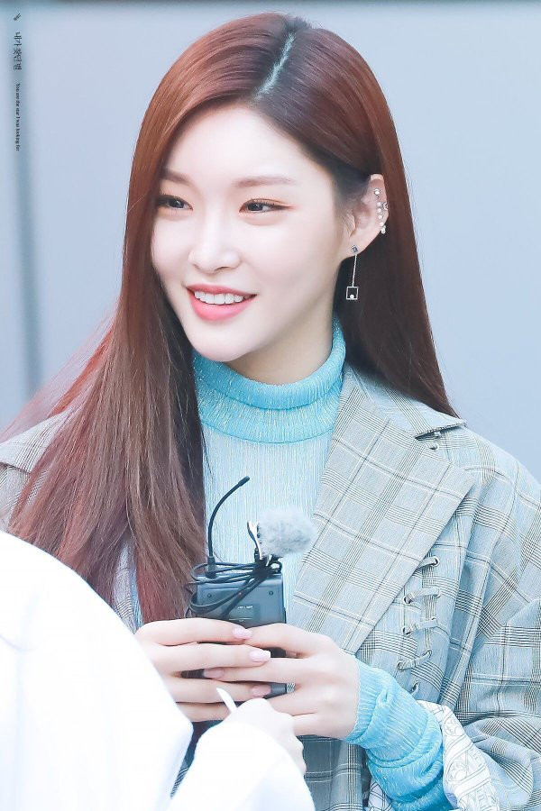 Từng được khen là có vẻ đẹp cá tính nhưng Chungha giờ bị nhận xét trông hệt Park Bom ảnh 1