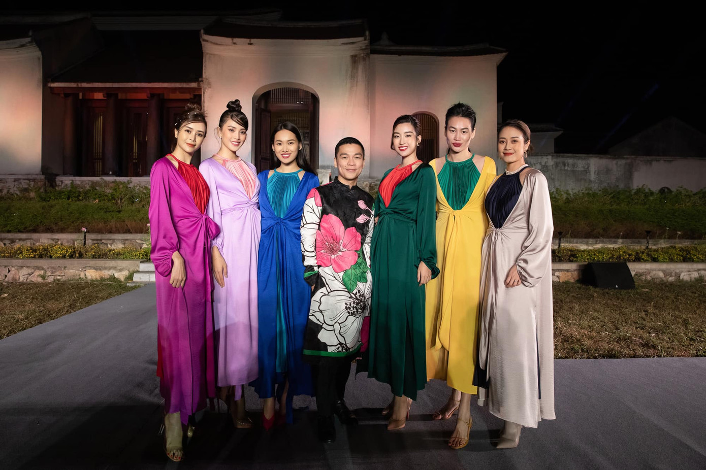 Sự thực phũ phàng sau bộ ảnh lung linh của Hoa hậu Mỹ Linh và Tiểu Vy tại Yên Tử ảnh 5