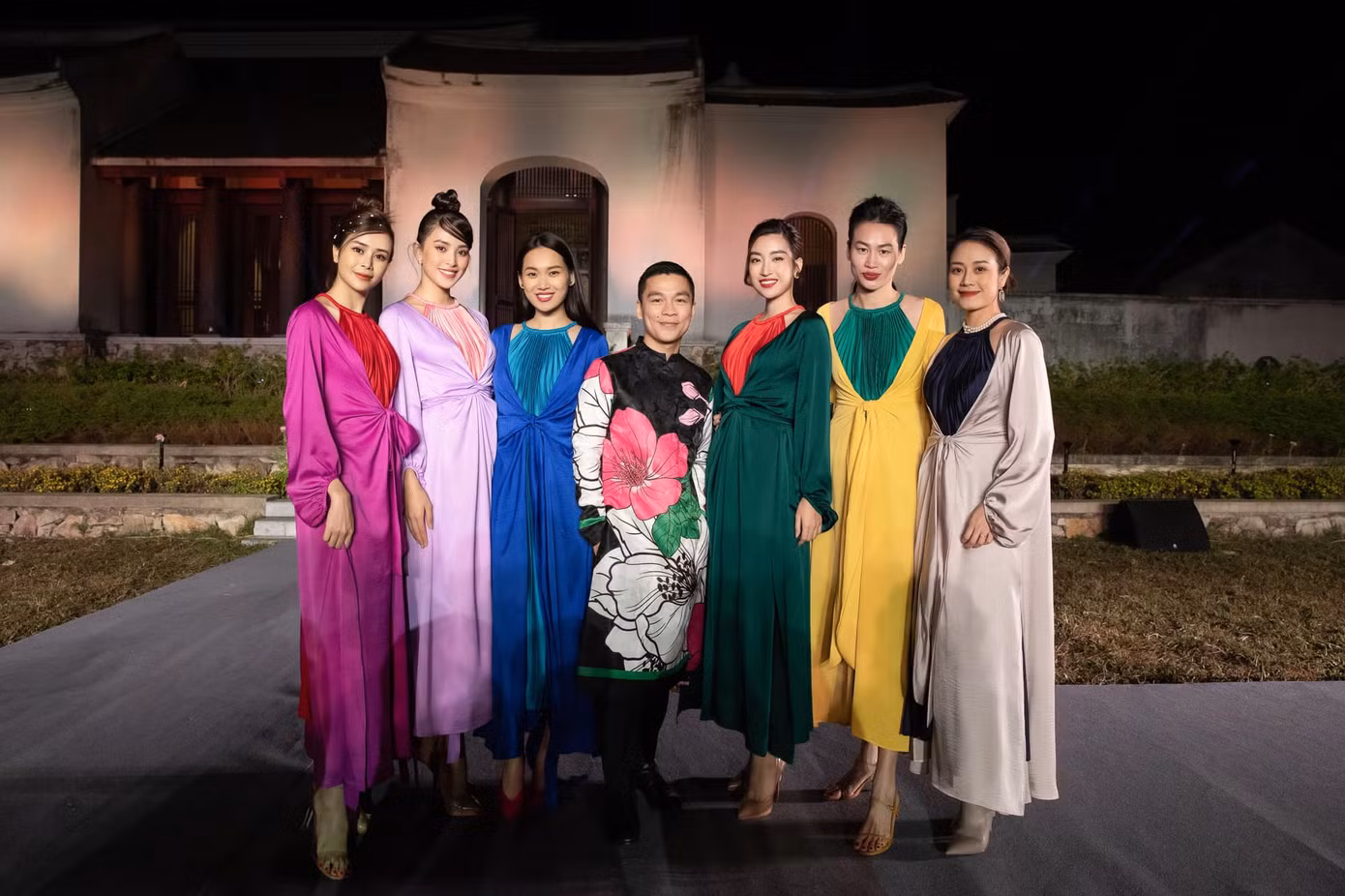 Sự thực phũ phàng sau bộ ảnh lung linh của Hoa hậu Mỹ Linh và Tiểu Vy tại Yên Tử ảnh 5