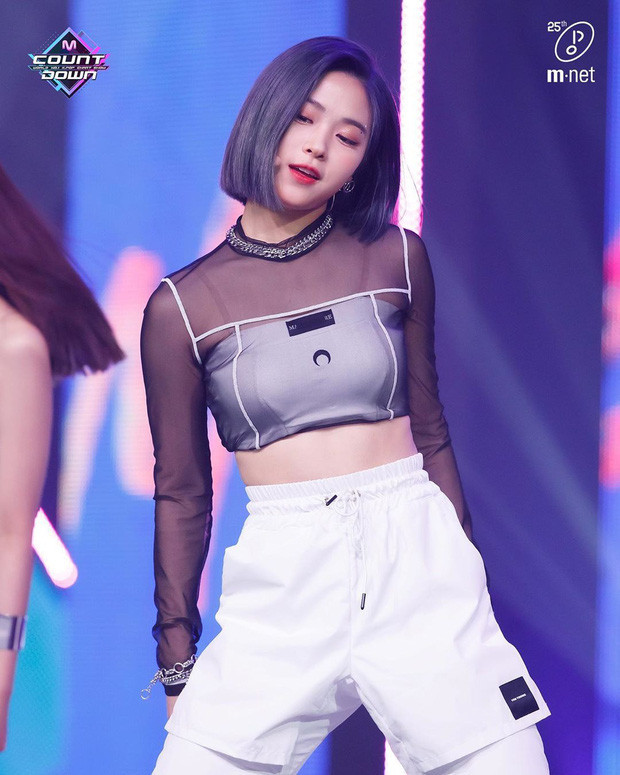 Cùng biến quần thành áo ống, cớ sao stylist BLACKPINK được khen còn stylist ITZY bị chê? ảnh 1