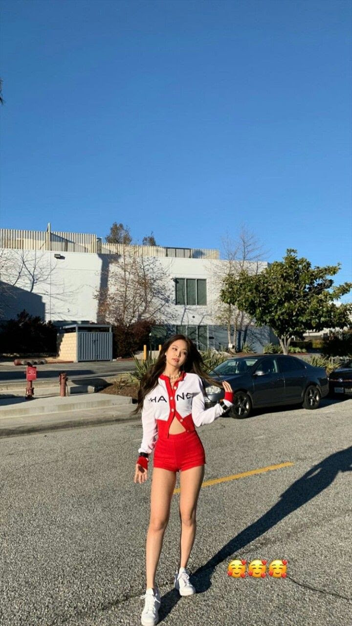 Jennie (BLACKPINK) mặc gì cũng đẹp nhưng có 4 kiểu trang phục diện mãi không lỗi mốt ảnh 10