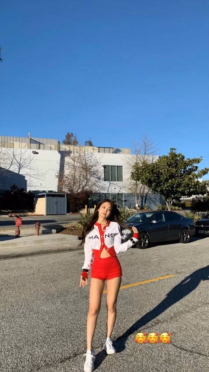 Jennie (BLACKPINK) mặc gì cũng đẹp nhưng có 4 kiểu trang phục diện mãi không lỗi mốt ảnh 10