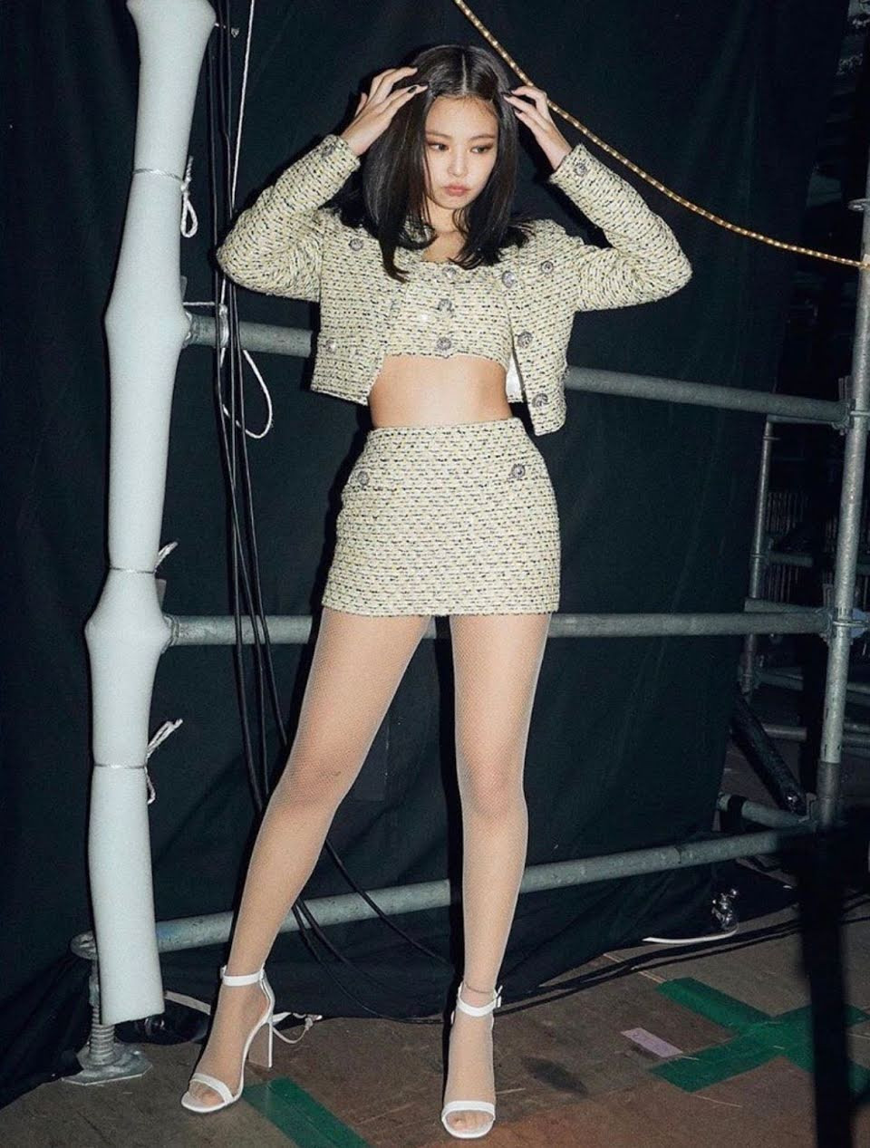 Jennie (BLACKPINK) mặc gì cũng đẹp nhưng có 4 kiểu trang phục diện mãi không lỗi mốt ảnh 6
