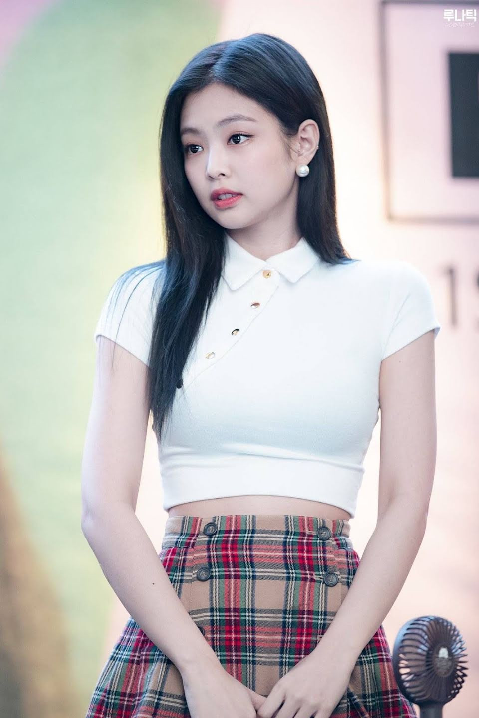 Jennie (BLACKPINK) mặc gì cũng đẹp nhưng có 4 kiểu trang phục diện mãi không lỗi mốt ảnh 2