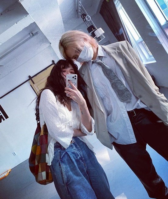 Sao Hàn 24H: Jeon Somi khoe cơ bụng, Ten (NCT) khoe tóc mới, Hyuna khoe bạn trai ảnh 3