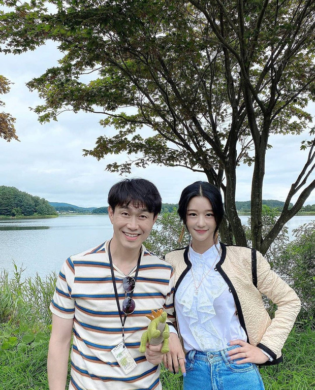 Bên cạnh “vòng eo nhỏ siêu thực”, Seo Ye Ji còn sở hữu cực phẩm khác trong mắt người Hàn ảnh 4