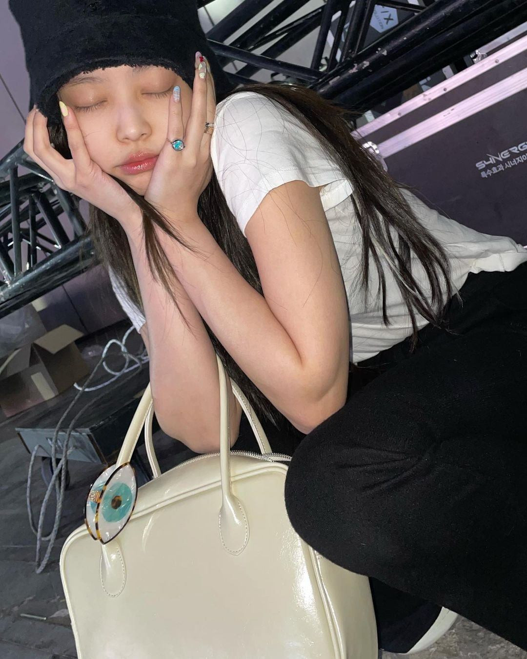 Cao thủ phối đồ kiêm thánh tiết kiệm gọi tên Jennie: Biến hóa khôn lường với chiếc cặp tóc ảnh 4