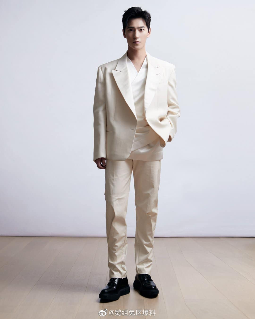 Chưa bao giờ sao nam C-Biz mặc đồ thời trang cuốn hút đến thế ở “Tinh Quang Đại Thưởng” ảnh 9