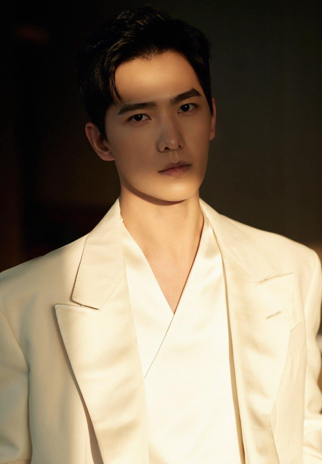 Chưa bao giờ sao nam C-Biz mặc đồ thời trang cuốn hút đến thế ở “Tinh Quang Đại Thưởng” ảnh 10