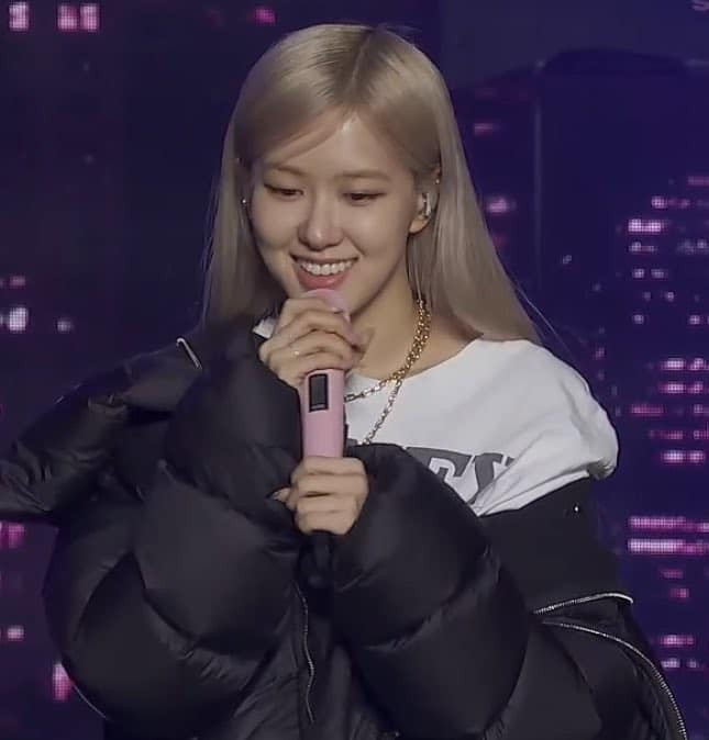 “Thánh diện đồ cồng kềnh” gọi tên Rosé: Mặc váy áo to sụ vẫn thanh thoát mới lạ ảnh 5