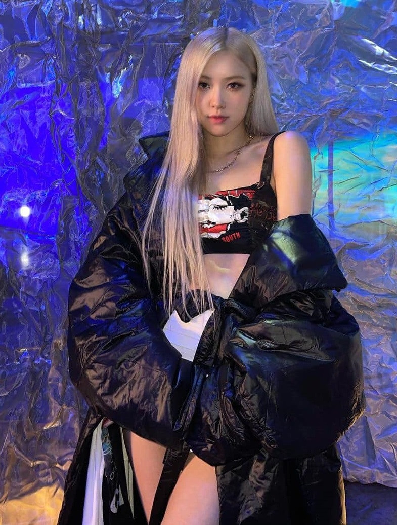 “Thánh diện đồ cồng kềnh” gọi tên Rosé: Mặc váy áo to sụ vẫn thanh thoát mới lạ ảnh 2