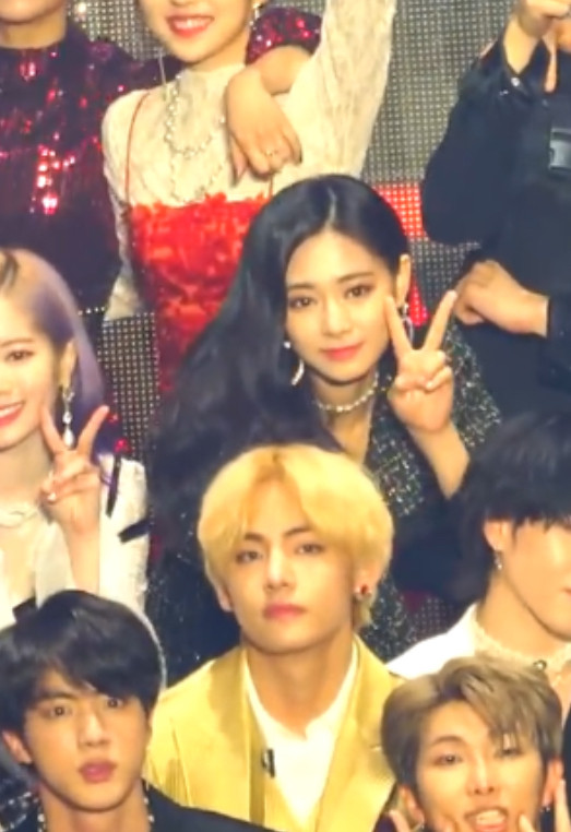 Chỉ một lần đứng cạnh nhau, Tzuyu (TWICE) và V (BTS) kịp tạo nên cặp đôi cực phẩm ảnh 3