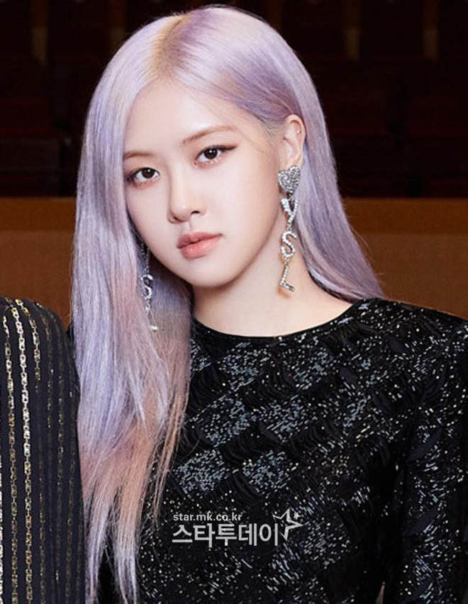 Màu tóc tím khói thần thánh của Rosé (BLACKPINK) lại khiến một nữ idol chịu không nổi ảnh 1