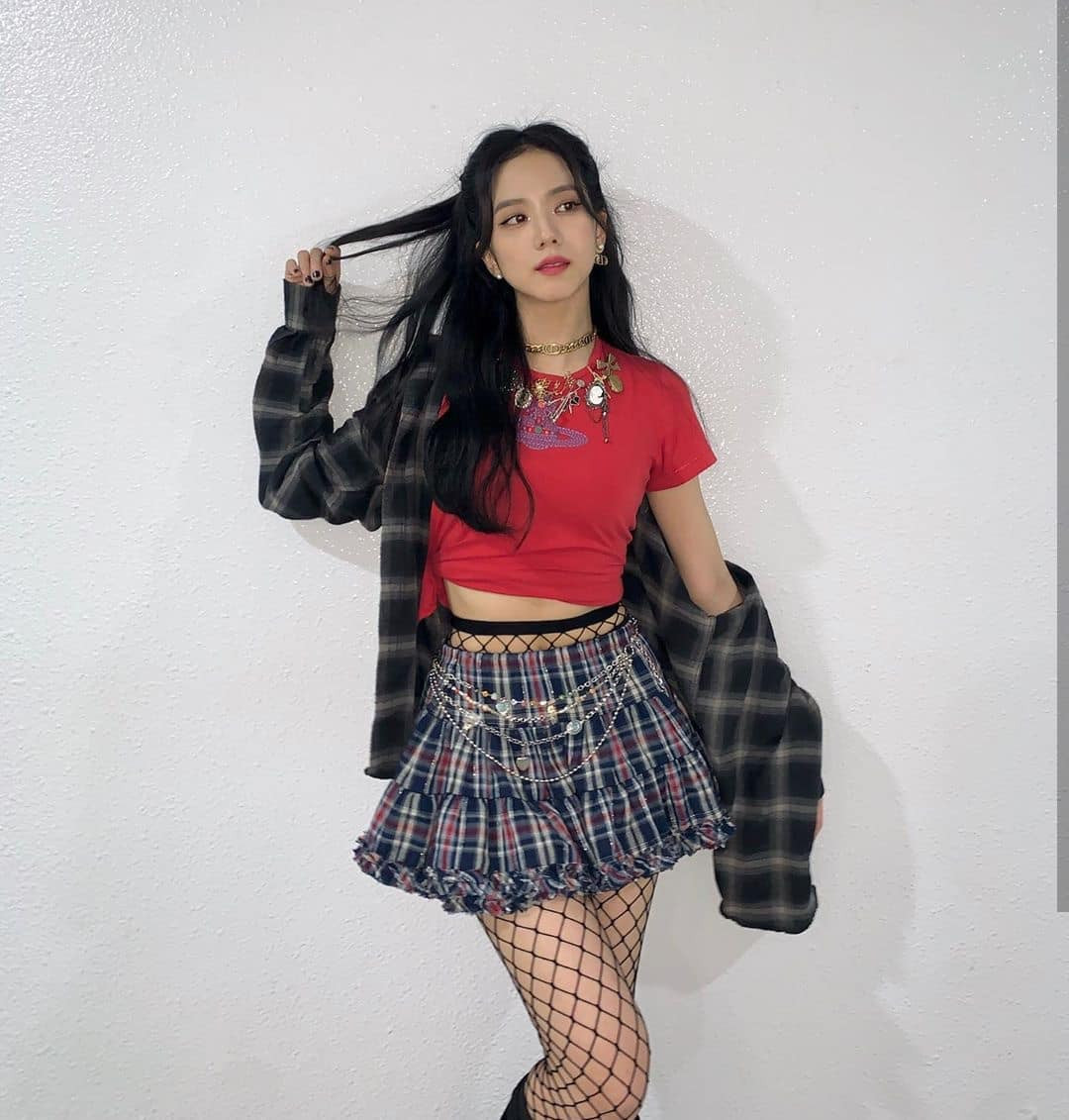 Mặc đồ hiện đại diễn “Lovesick Girls” nhưng Jisoo lại được khen đẹp như mỹ nhân cổ trang ảnh 1