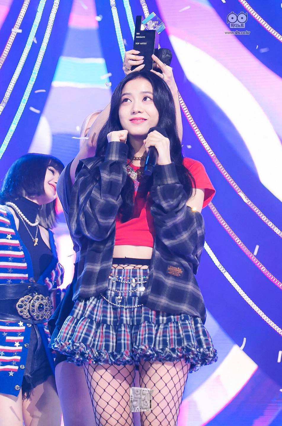 Mặc đồ hiện đại diễn “Lovesick Girls” nhưng Jisoo lại được khen đẹp như mỹ nhân cổ trang ảnh 3