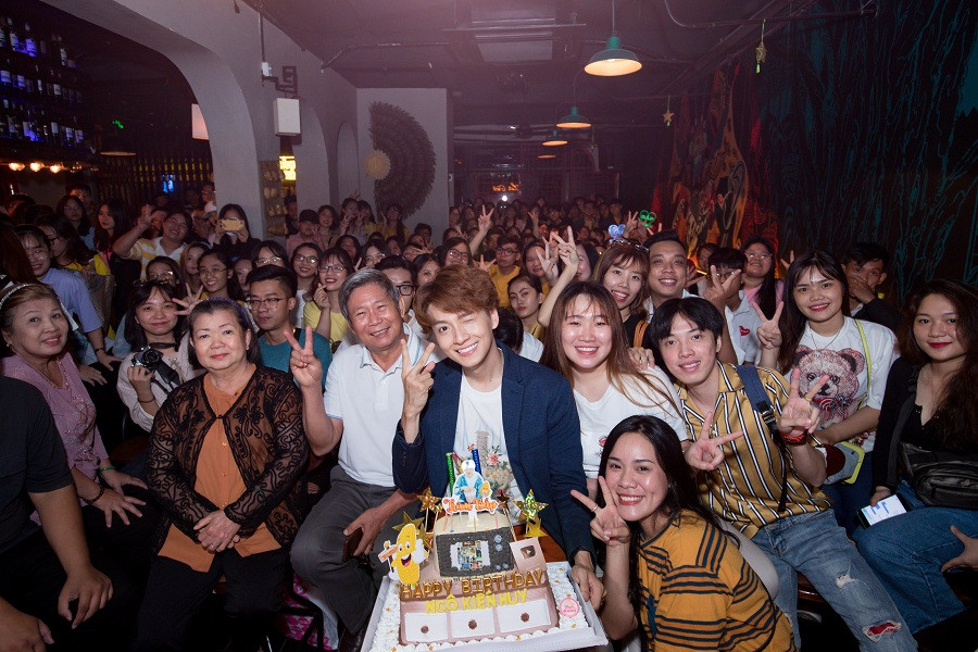 Ngô Kiến Huy đón tuổi mới tưng bừng: Sinh nhật biến thành mini show, hát gần 20 bài ảnh 1