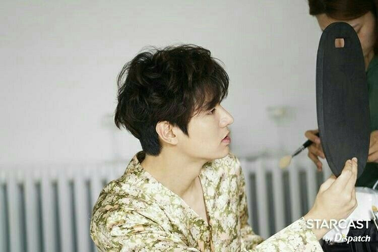 Soi gương mọi lúc mọi nơi, Lee Min Ho quả đúng là “Quân vương của những chiếc gương” ảnh 10