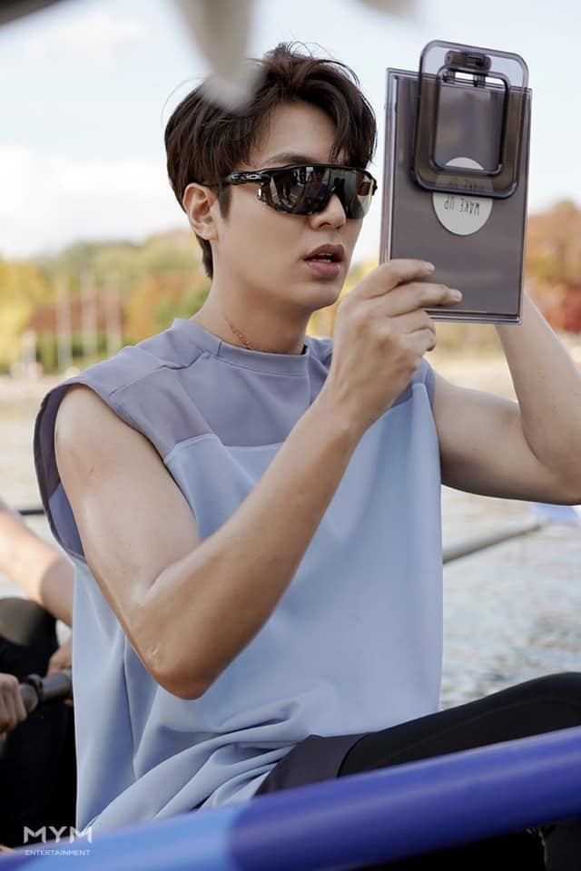 Soi gương mọi lúc mọi nơi, Lee Min Ho quả đúng là “Quân vương của những chiếc gương” ảnh 9