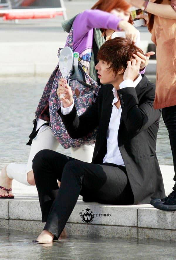 Soi gương mọi lúc mọi nơi, Lee Min Ho quả đúng là “Quân vương của những chiếc gương” ảnh 6