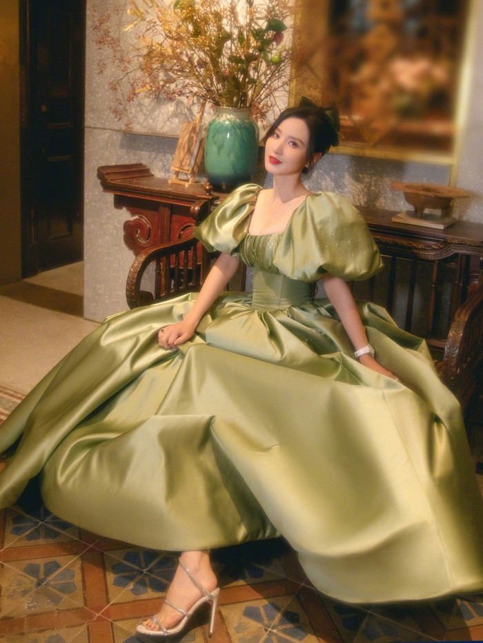 Mặc váy siêu bó khoe eo ở Đêm hội Weibo, Hoa hậu Hoàn vũ Trung Quốc phải nhập viện ảnh 1