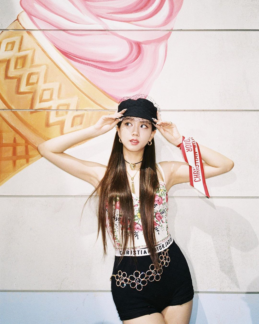 Chỉ có thể là Jisoo (BLACKPINK): Ảnh chụp hậu trường còn đẹp hơn cả trong MV “Ice cream” ảnh 7